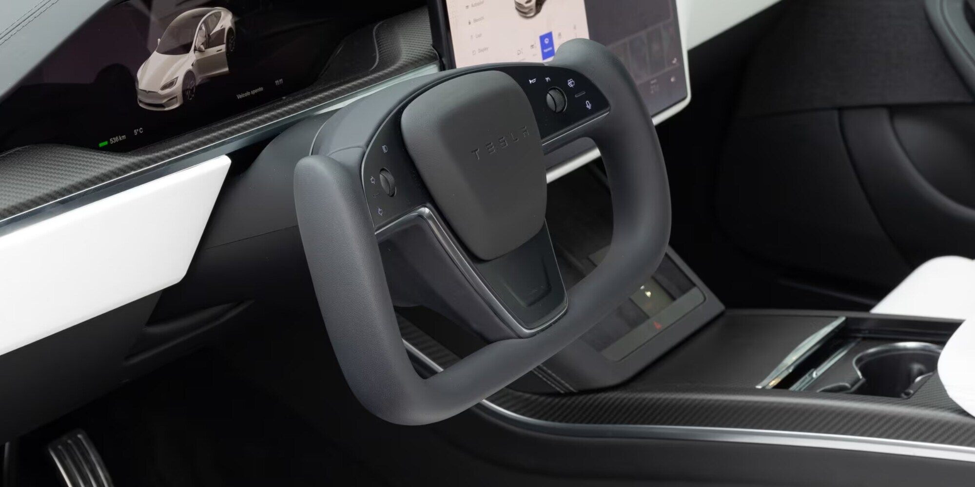 Tesla ci ripensa e normalizza il controverso volante Yoke