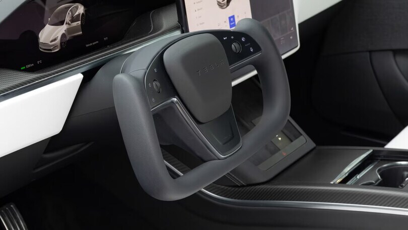 Tesla ci ripensa e normalizza il controverso volante Yoke