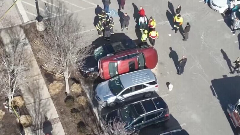 USA, Audi rimane bloccata fra due auto mentre si sta parcheggiando