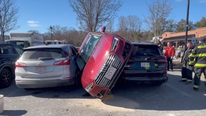 Un'Audi resta incastrata fra due auto: la manovra sbagliata è da brividi