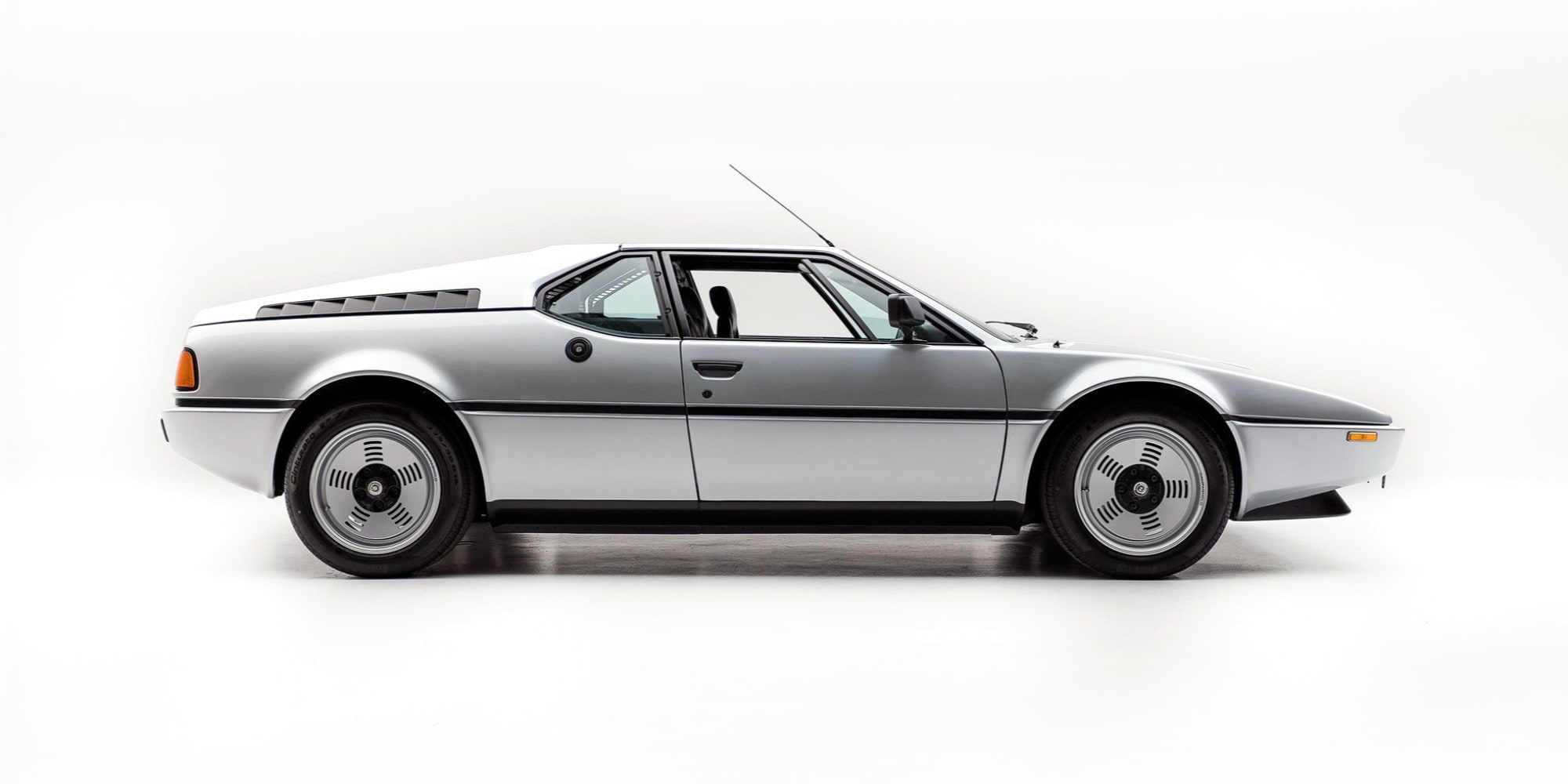La BMW M1 da 900mila euro è all’asta in color argento Polaris