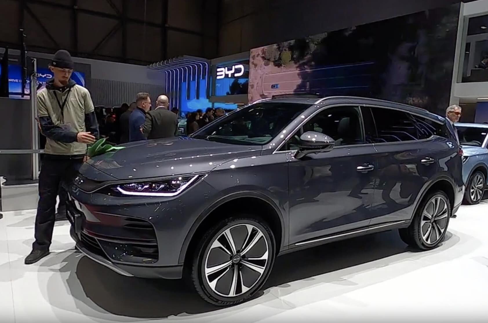 Nuova BYD Tang, l'elettrica a sette posti