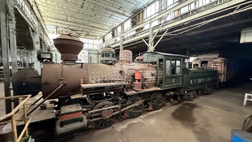 Il magazzino delle meraviglie con 50 auto e una locomotiva: tutto a meno di 1 euro!