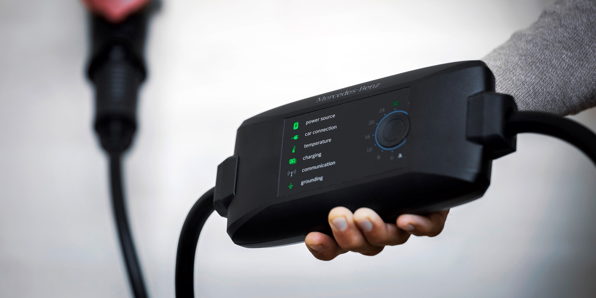 Mercedes, nuovo caricatore portatile fino a 22 kW