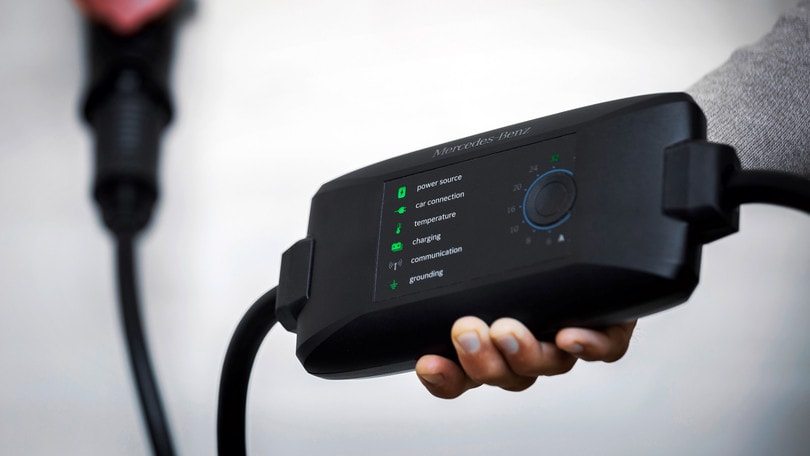 Mercedes, nuovo caricatore portatile fino a 22 kW