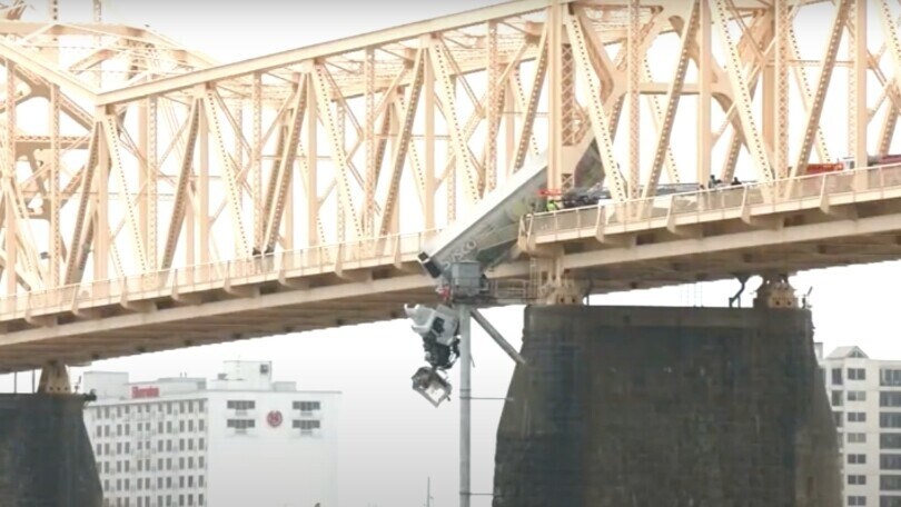 Paura negli Stati Uniti: camion rimane in bilico su un ponte