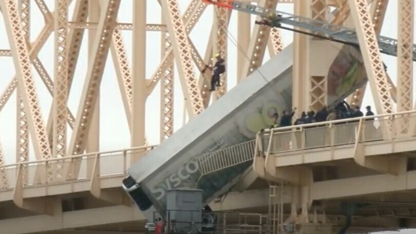 Camion resta sospeso su un ponte, le spaventose immagini