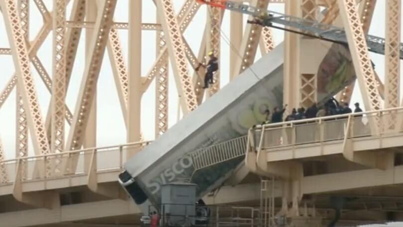 Camion resta sospeso su un ponte, le spaventose immagini