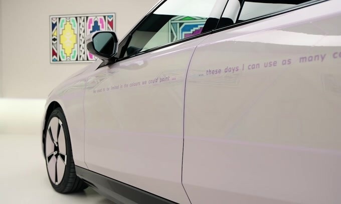 L'incredibile BMW i5 Flow Nostokana con carrozzeria cangiante