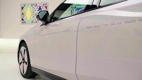 L'incredibile BMW i5 Flow Nostokana con carrozzeria cangiante