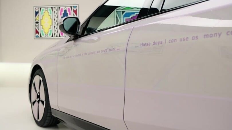 L'incredibile BMW i5 Flow Nostokana con carrozzeria cangiante