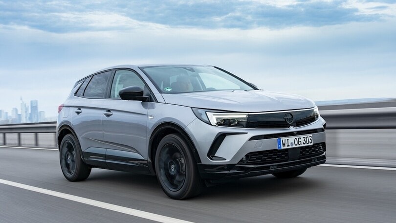 Opel Grandland Hybrid, un taglio ai consumi con mild e doppia frizione
