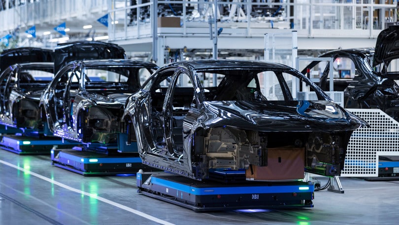 Mercedes, operai favorevoli a posticipare l'addio ai motori endotermici