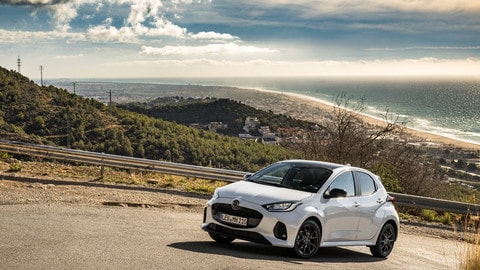 Nuova Mazda2 Hybrid: restyling a "5 punte"