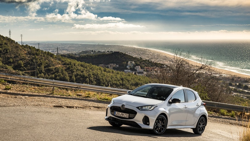 Nuova Mazda2 Hybrid: restyling a "5 punte"
