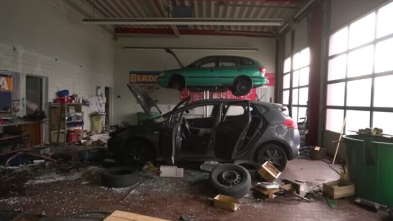 Uno showroom di Kia e Lada abbandonato sembra il set di un film horror