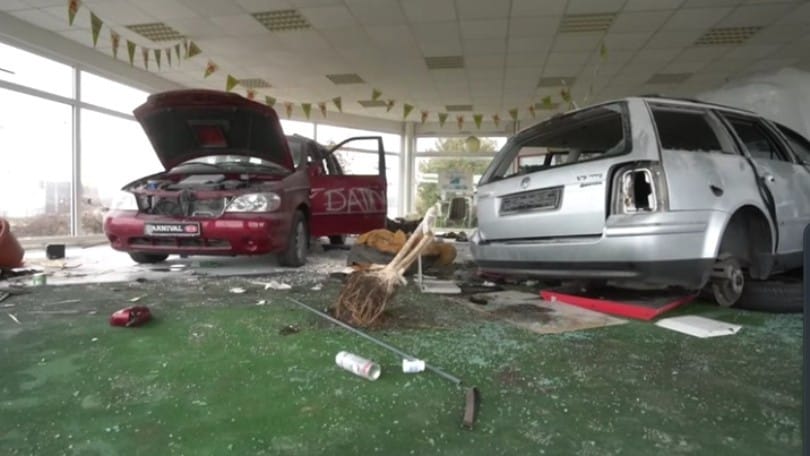 C'è una spettrale concessionaria di Lada e Kia abbandonata in Germania