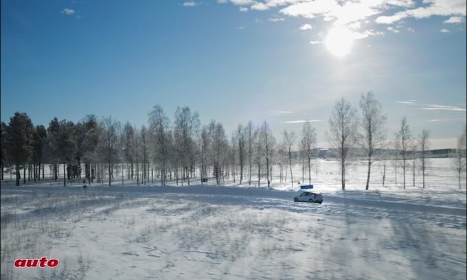 Volvo EX30, di traverso sul lago ghiacciato
