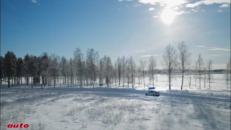 Volvo EX30, di traverso sul lago ghiacciato