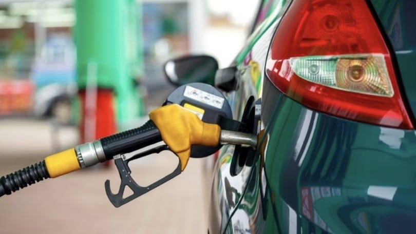 Benzina ancora rialzi: quasi 2,025 euro per il servito