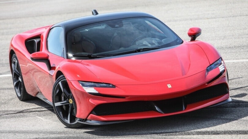 Distrugge la Ferrari SF90 Stradale da 430mila euro: riceve un risarcimento da urlo