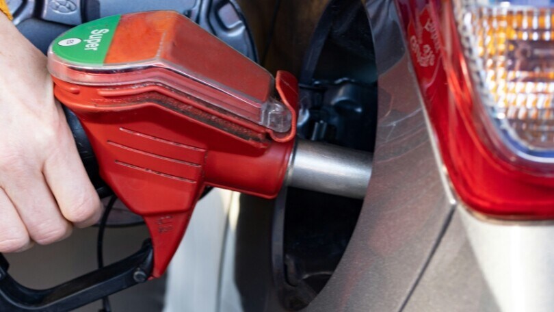 Prezzi benzina e Diesel alle stelle: sono gli aumenti più alti degli ultimi sei mesi
