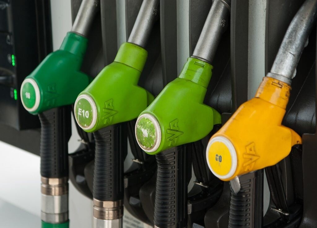 Benzina e superbollo: Giorgetti spiega su cosa il Governo può intervenire