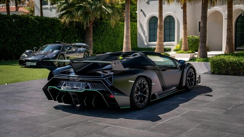 Le foto della Lamborghini Veneno Roadster all'asta a Dubai