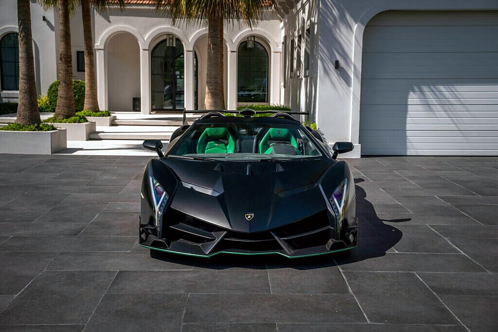 Le foto della Lamborghini Veneno Roadster all'asta a Dubai