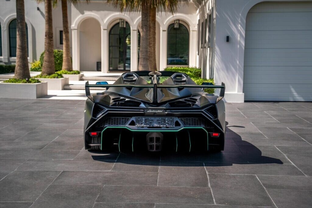 Le foto della Lamborghini Veneno Roadster all'asta a Dubai