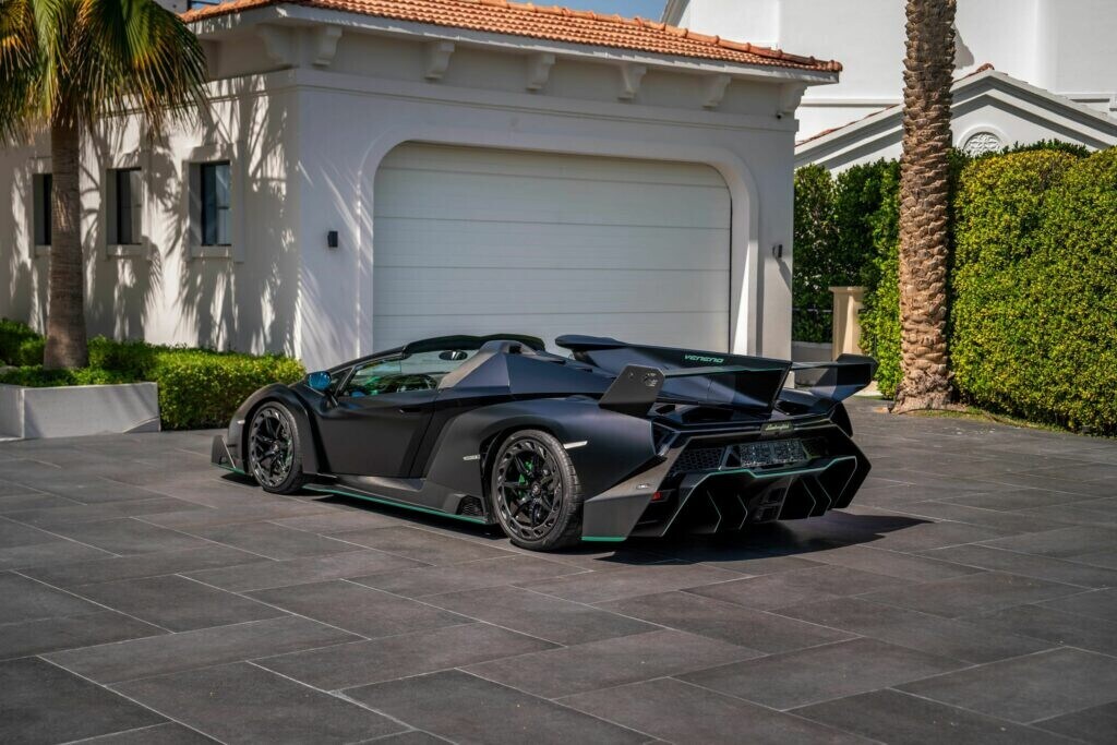 Le foto della Lamborghini Veneno Roadster all'asta a Dubai