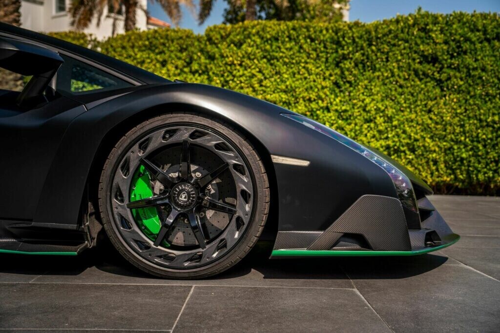 Le foto della Lamborghini Veneno Roadster all'asta a Dubai