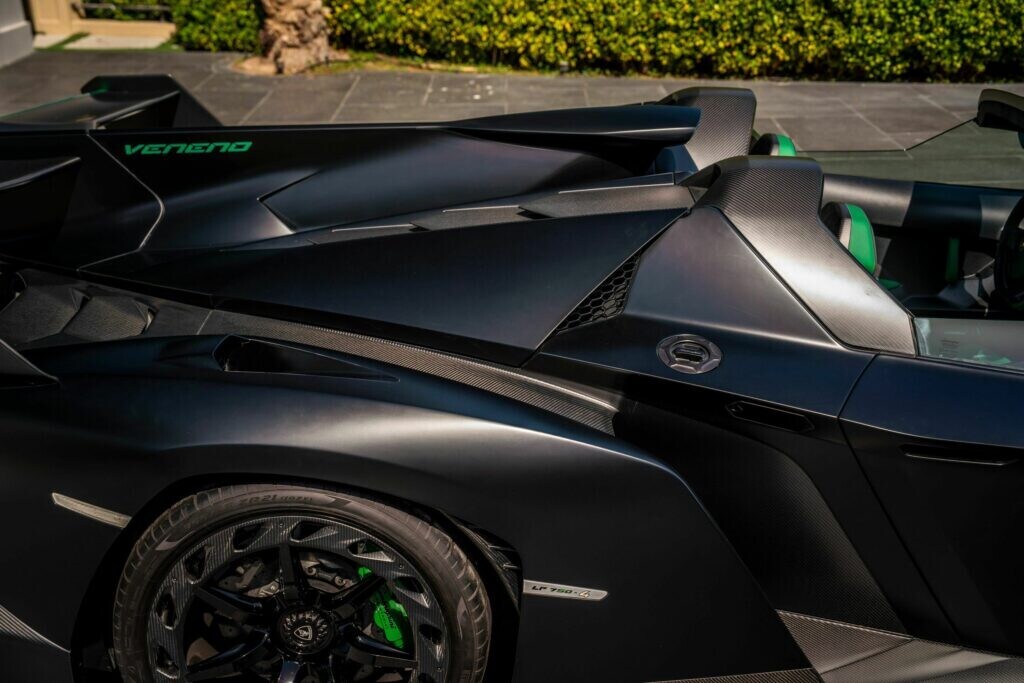 Le foto della Lamborghini Veneno Roadster all'asta a Dubai