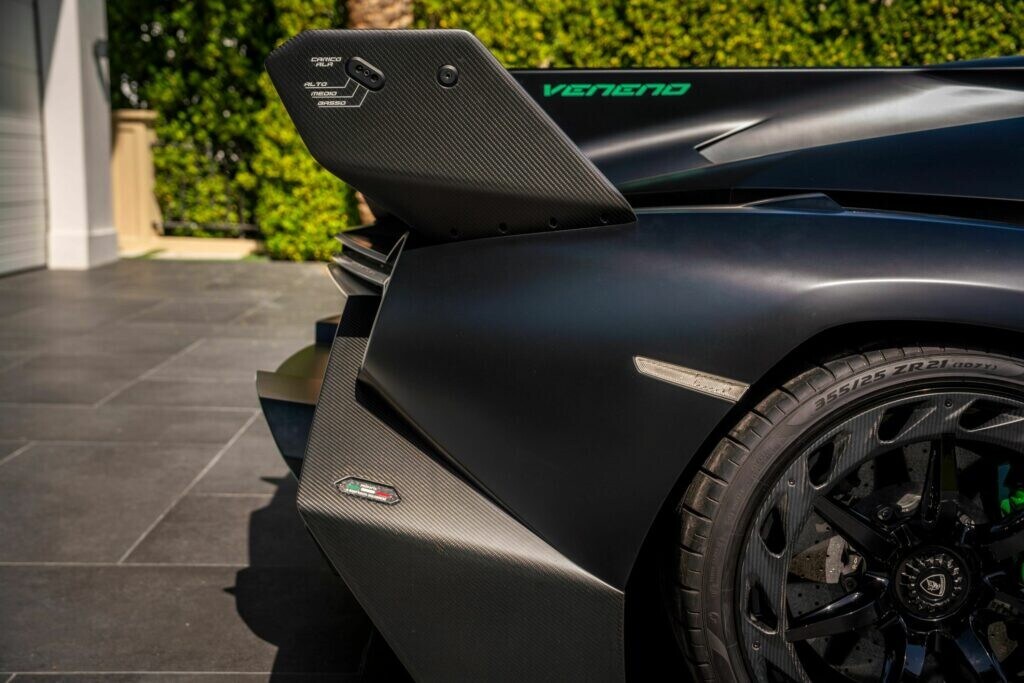 Le foto della Lamborghini Veneno Roadster all'asta a Dubai