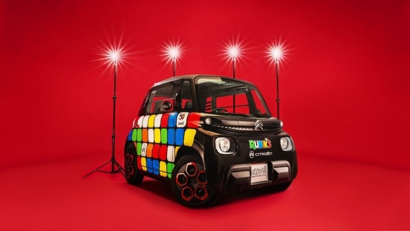 C'è una Citroën AMI che sembra un cubo Rubik's alla Milan Fashion Design