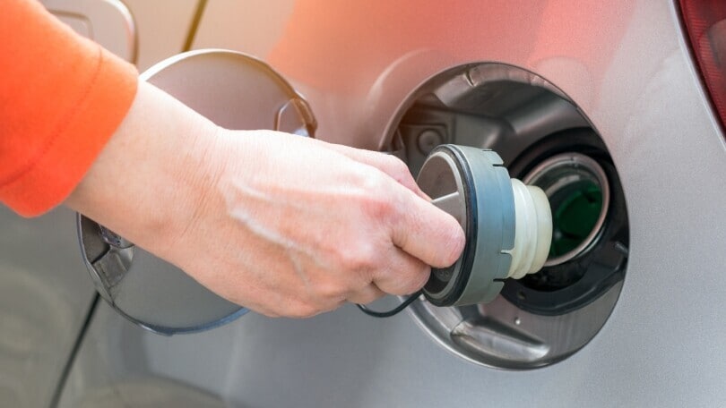 Caro carburanti: la benzina al servito sfonda il muro dei 2 euro al litro