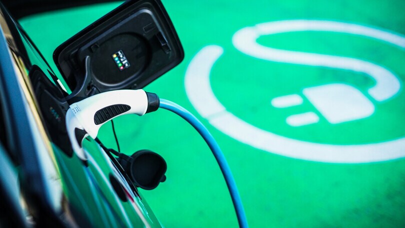 UE, Breton: transizione auto elettrica non si farà con la bacchetta magica