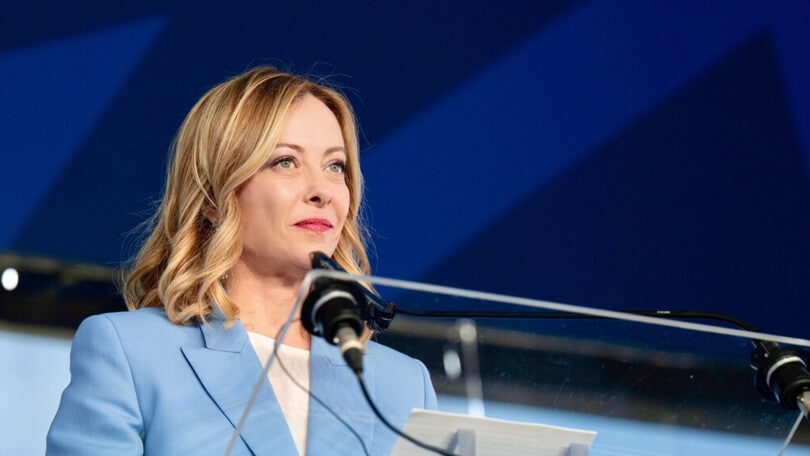 La premier Meloni sulle auto: “Stop a vendita benzina e diesel? Un’idiozia”