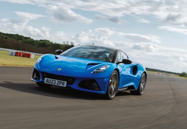 Lotus Emira, col motore 2 litri da 360 cv, diventa un’auto più fruibile
