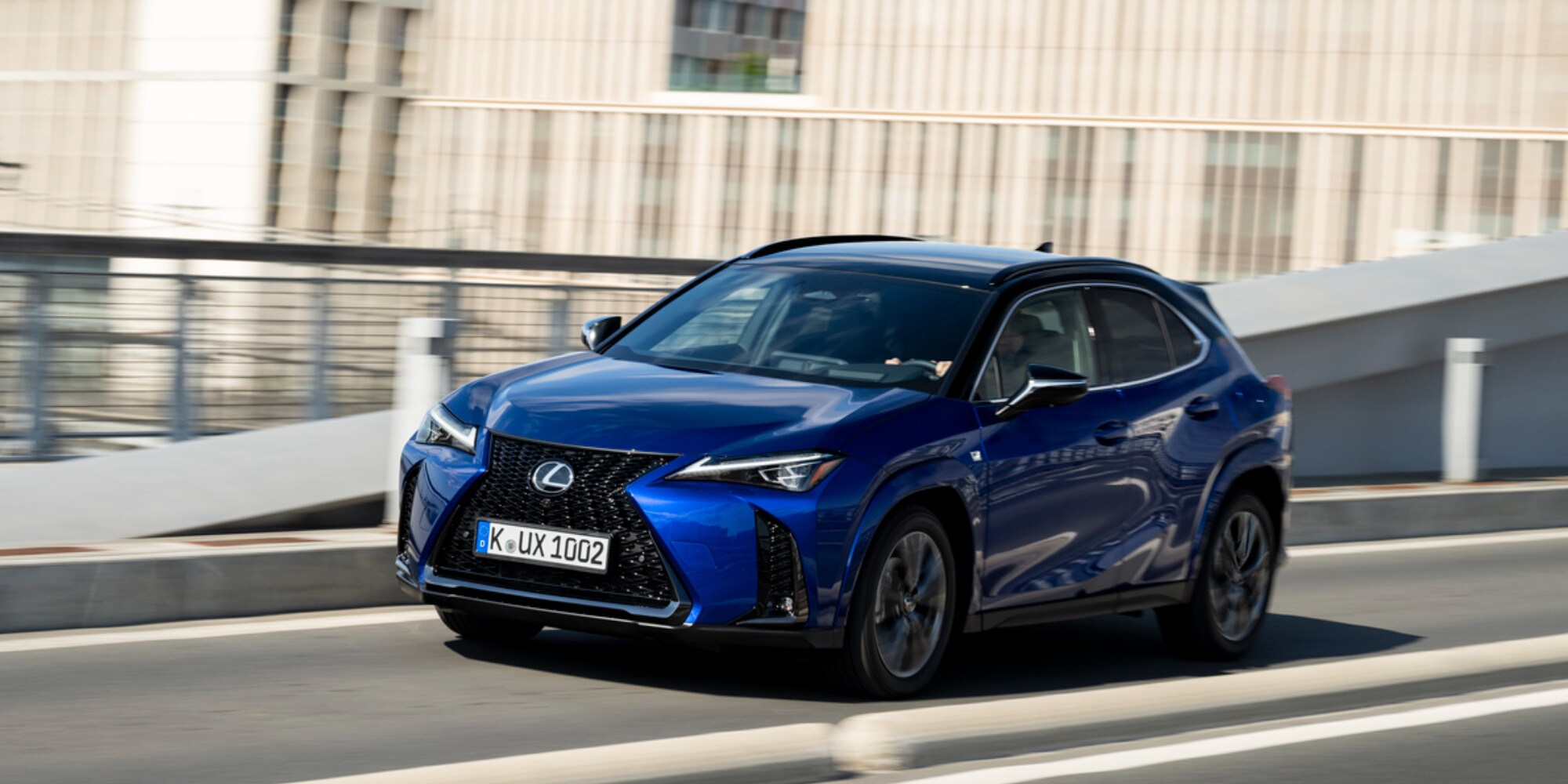 Lexus UX300h, piacere di guida ibrido