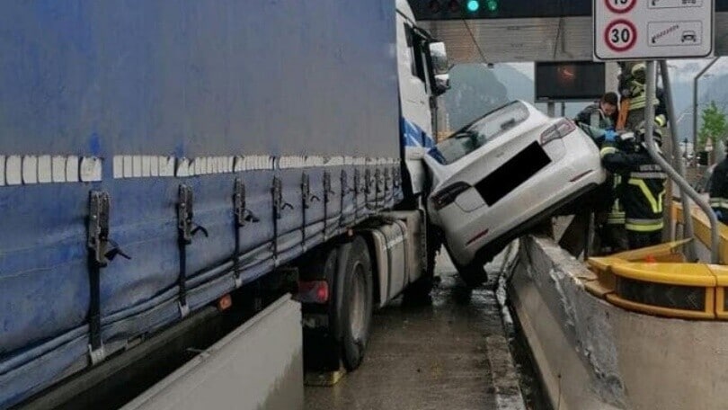 Una Tesla incastrata al casello: l'incidente è assurdo