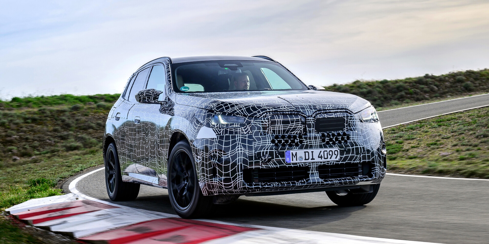 BMW X3 2025, primo contatto con il prototipo