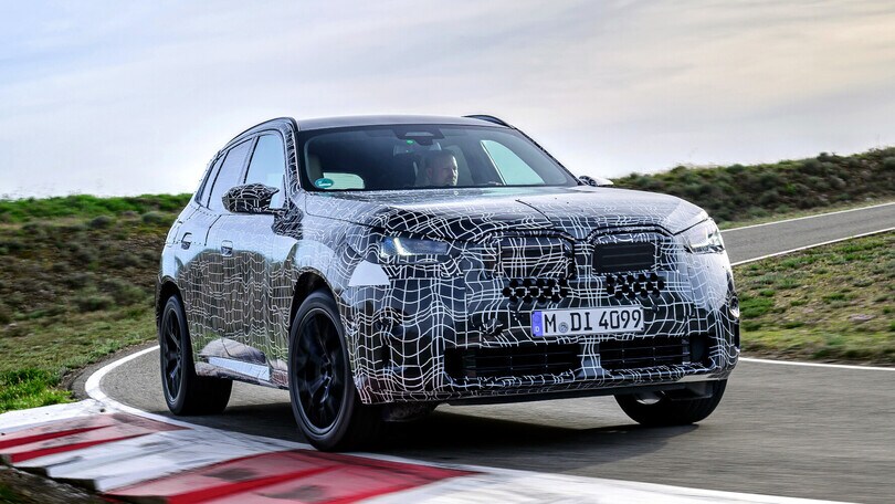 BMW X3 2025, primo contatto con il prototipo