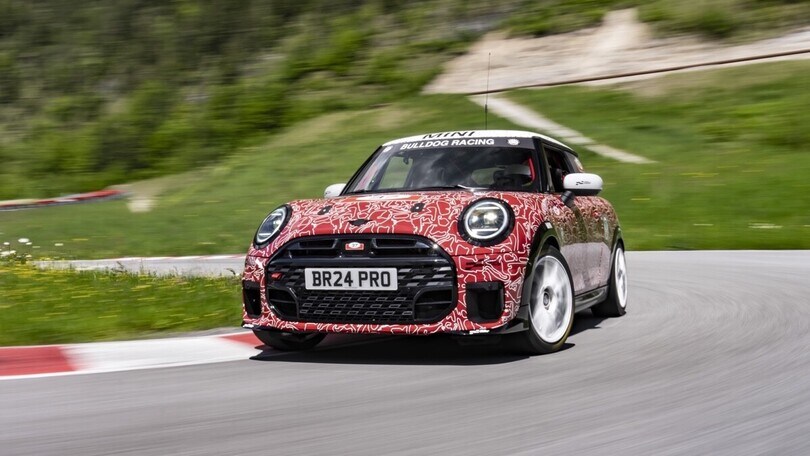 Nuova Mini John Cooper Works 2025 debutta al Nurburgring