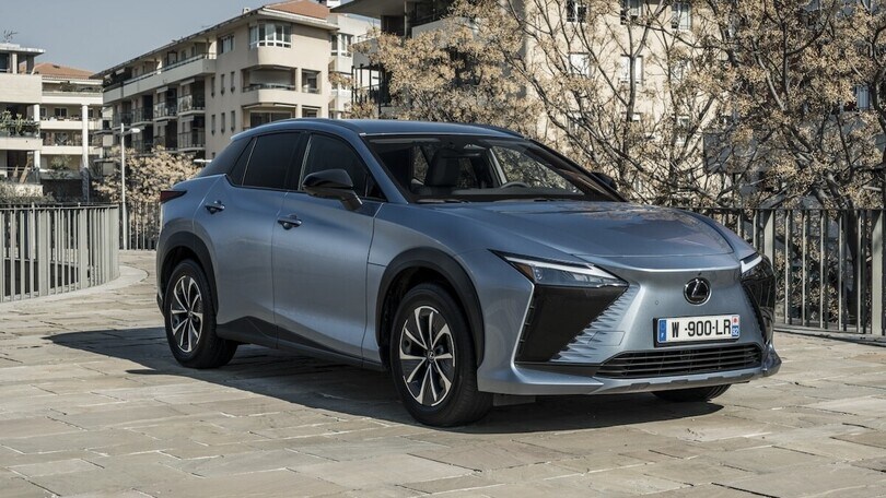 Lexus RZ 300e, raddoppia l'offerta con la due ruote motrici