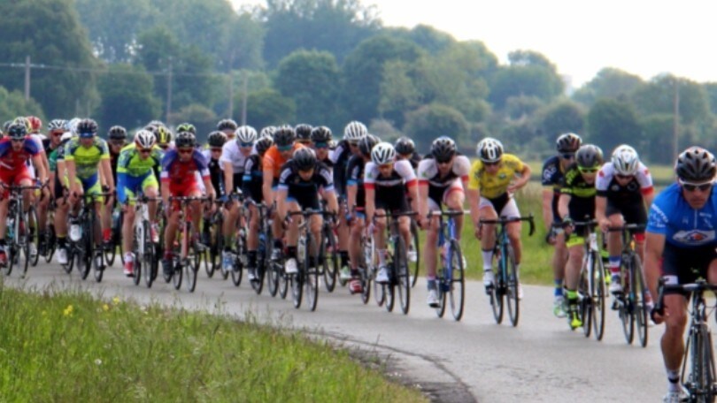 Ciclista beccato con la bici modificata: scappa e investe il giudice di gara