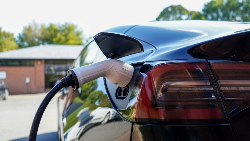 Le auto elettriche sono pericolose per i pedoni?