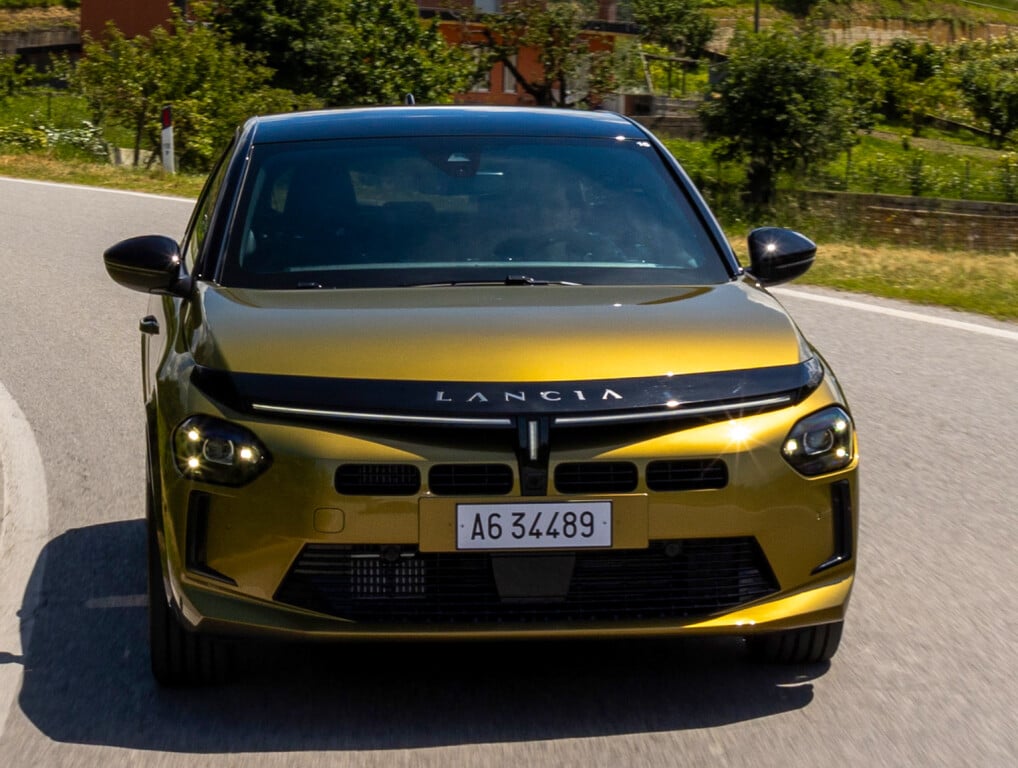 Nuova Lancia Ypsilon, elettrica o ibrida: la prova
