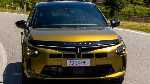 Nuova Lancia Ypsilon, elettrica o ibrida: la prova