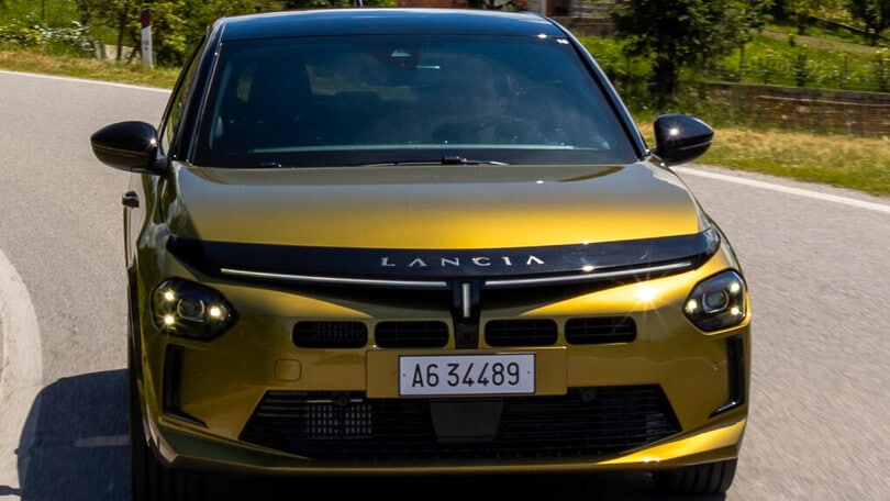 Nuova Lancia Ypsilon, elettrica o ibrida: la prova